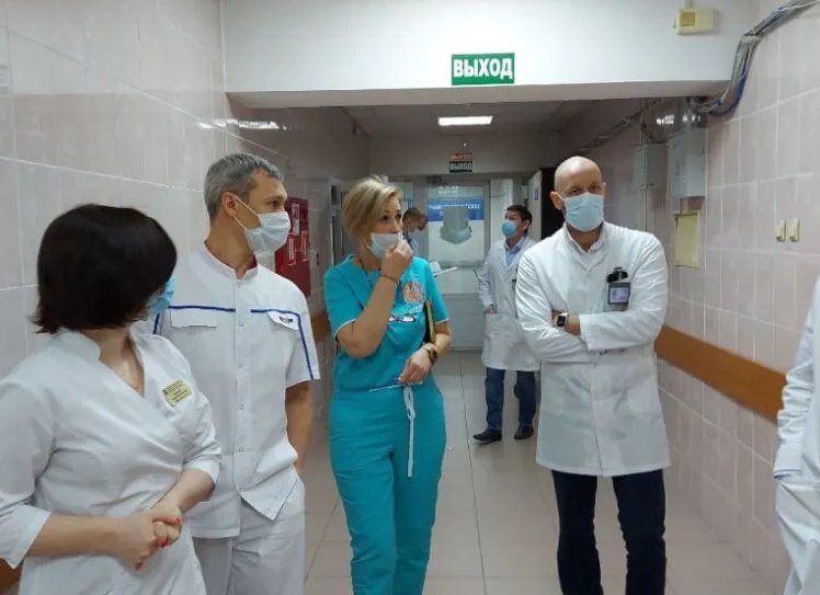В Новоуренгойской больнице главврач провел комплексный обход пациентов нейрохирургии
